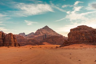 Wadi Dağları 'na giden yol aynı zamanda Ay Vadisi olarak da bilinir. Manzaralı manzara.