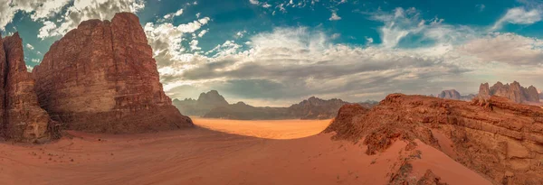 Wadi Rum, Ürdün 'de gün batımında dağlar