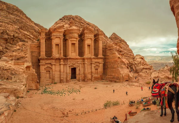 Petra Jordânia Janeiro 2020 Turistas Parecem Minúsculos Frente Vasto Mosteiro — Fotografia de Stock