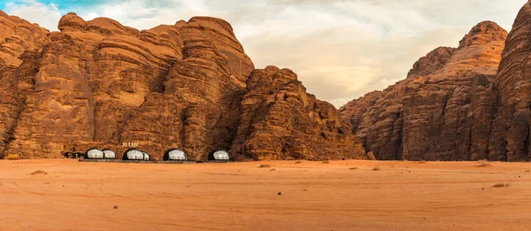 Bellissimo Panorama Con Tende Bolle Vicino Alle Montagne Del Wadi — Foto Stock