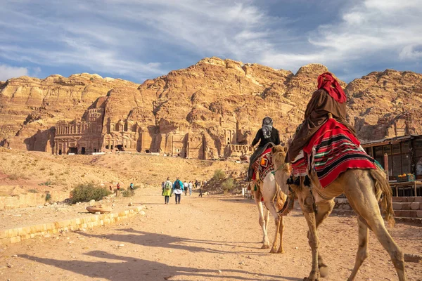 Petra Jordânia Janeiro 2020 Turistas Caminhando Longo Cânion Sik Até — Fotografia de Stock