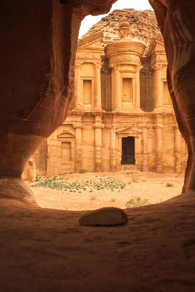 広告ディアーの洞窟からの素晴らしい景色 ヨルダンペトラの古代都市の修道院 信じられないほどのユネスコ世界遺産 — ストック写真
