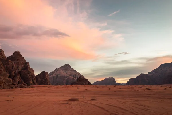 Wadi Rum Sivatag Jordániában Naplementében — Stock Fotó