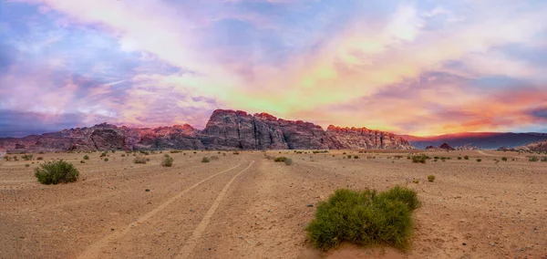 Πανοραμική Θέα Θέα Την Κόκκινη Άμμο Της Ερήμου Συννεφιασμένο Χρυσό Εικόνα Αρχείου