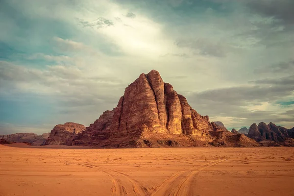 Jabal Mazmar Γνωστή Επτά Πυλώνες Της Σοφίας Στην Έρημο Wadi Φωτογραφία Αρχείου
