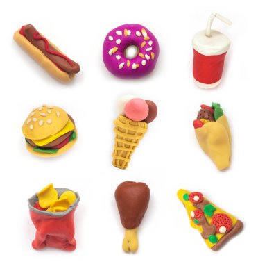 Beyaz arkaplandaki kilden minyatür fast food modelini ayarlayın. Sosisli sandviç, hamburger, dondurma, tavuk, çörek, soda vs..