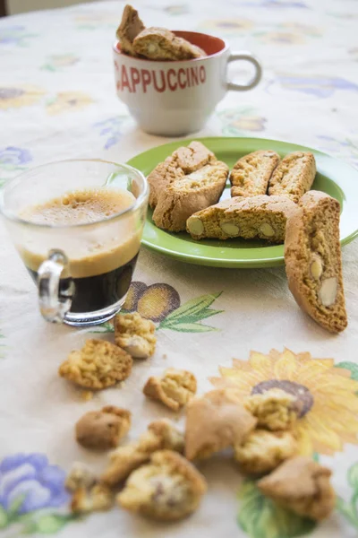 杏仁饼干叫 Cantuccini 和咖啡 — 图库照片