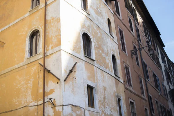 Oude Gebouwen Rome Met Een Contrast Tussen Lichten Schaduwen — Stockfoto