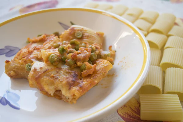 Schotel Van Gebakken Pasta Buurt Van Korrels Van Paccheri — Stockfoto