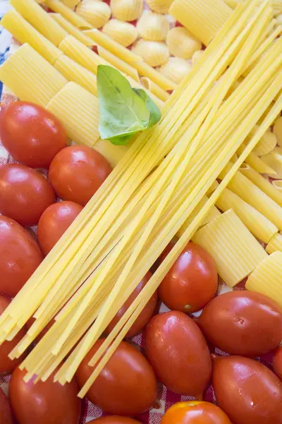 Surowy Makaron Różne Świeżymi Pomidorami Bazylią — Zdjęcie stockowe