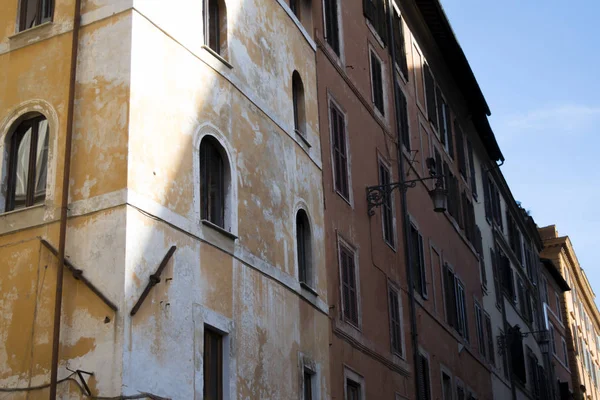 Staré Budovy Římě Kontrastem Mezi Světly Stíny — Stock fotografie