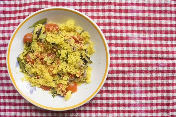 Salade Van Couscous Met Verscheidenheid Van Geroosterde Rauwe Groente — Stockfoto