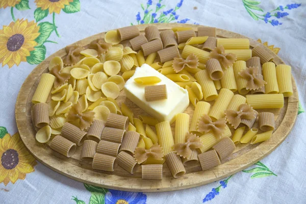 Sortierte Vollkorn Und Normale Rohe Nudeln Mit Frischer Butter — Stockfoto