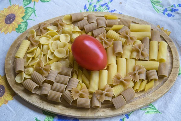 Geassorteerde Volkoren Normale Rauwe Pasta Met Een Verse Tomaat — Stockfoto