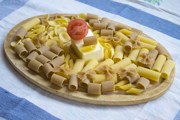 Sortierte Vollkorn Und Normale Rohe Nudeln Mit Butter Und Frischen — Stockfoto