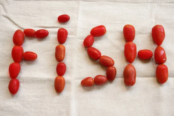 Vis Gemaakt Met Verse Tomaten Een Witte Achtergrond Geschreven — Stockfoto