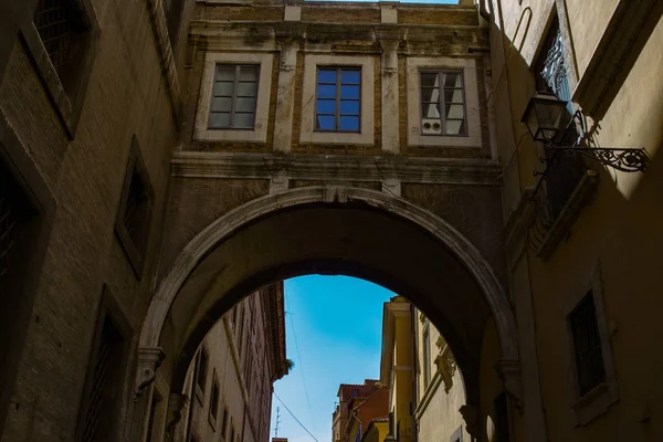 Bir Arka Sokakta Roma Tarihi Merkezinin Eski Binalar — Stok fotoğraf