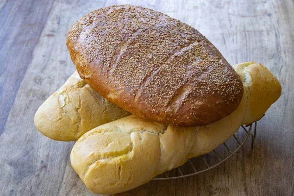 Fransız Baget Susam Ekmek Ahşap Bir Masa Üzerinde Rulo — Stok fotoğraf