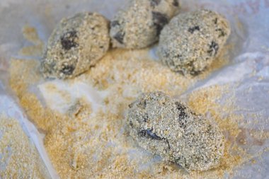 Calabrian kızartma tavada olmak patlıcanlı börek hazırlama