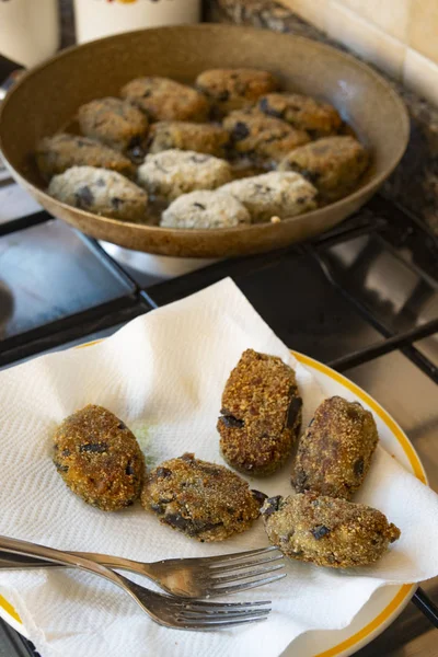 Calabrian Kızartma Tavada Olmak Patlıcanlı Börek Hazırlama — Stok fotoğraf