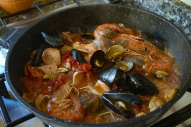 bir güveç karışık balık çorbası