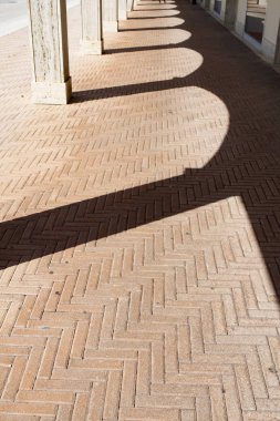 bir şekilde bir portikosunun geometrik ışıklar ve gölgeler ile