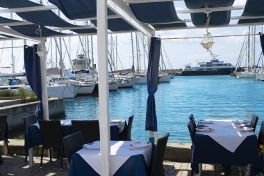 turistik Roma bağlantı noktası üzerinden bir restoranın küme tablo görünümünü