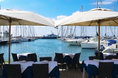 turistik Roma bağlantı noktası üzerinden bir restoranın küme tablo görünümünü