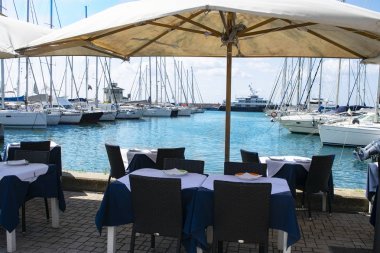 turistik Roma bağlantı noktası üzerinden bir restoranın küme tablo görünümünü