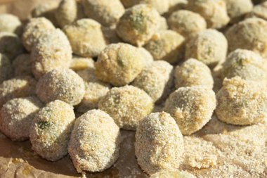 evde zeytin dolması ascolana hazırlanıyor