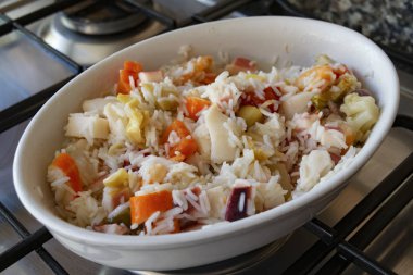 Basmati pirinç ve deniz ürünleri salatası bir seramik kase