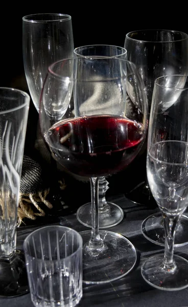 Ballon Van Glas Rode Wijn Tussen Lege Glazen — Stockfoto