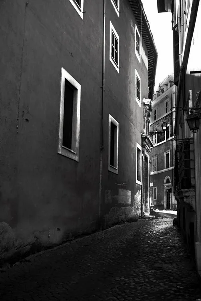 ローマの歴史的な中心部の路地の黒と白 — ストック写真