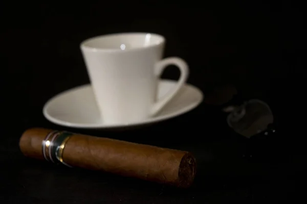 在工作中休息时间与雪茄和咖啡 — 图库照片