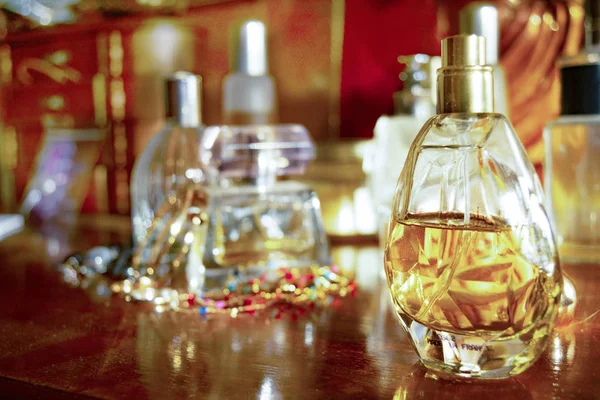 Juwelen Parfums Een Houten Achtergrond — Stockfoto