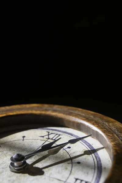 古い時計の針で時間の概念を — ストック写真