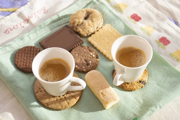 意大利的浓缩咖啡和各种饼干早餐 — 图库照片