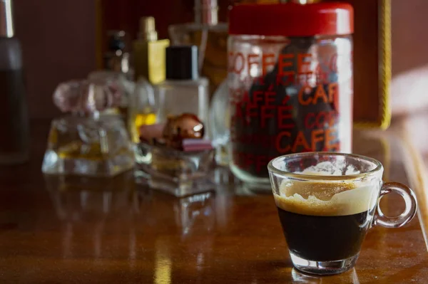 木製の背景に泡の強いコーヒーエスプレッソ — ストック写真