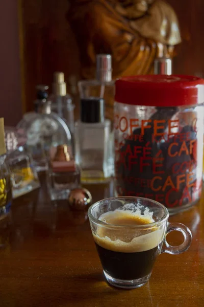 木制背景的泡沫咖啡浓咖啡浓咖啡 — 图库照片