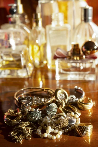 Altın Aile Mücevherleri Ahşap Bir Çekmecede — Stok fotoğraf