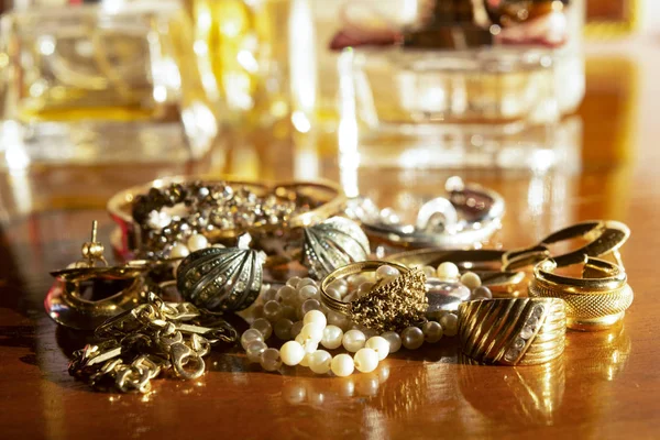 Gouden Familiejuwelen Een Houten Ladekast — Stockfoto