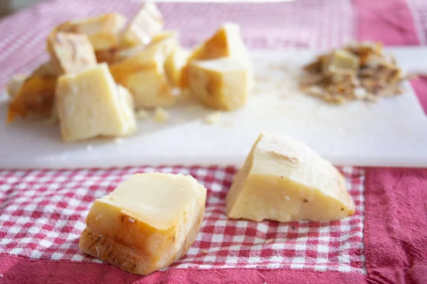 Morceaux Pecorino Des Bergers Calabrais Prêts Être Râpés — Photo