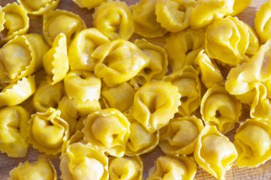 Kurutulmuş ham tortellini tedavi jambon ile doldurulmuş