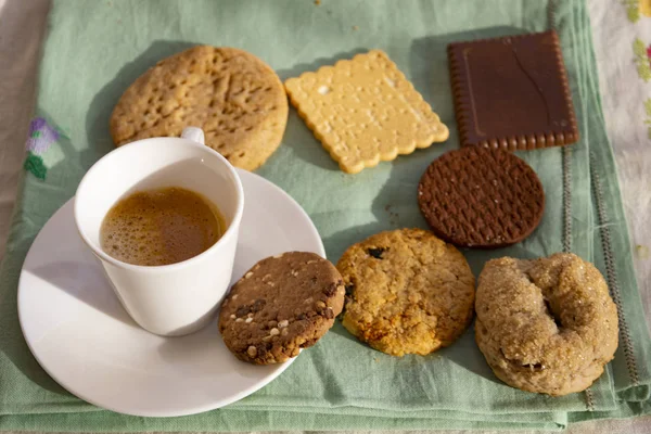 Taza de café espresso con surtido de galletas — Foto de Stock