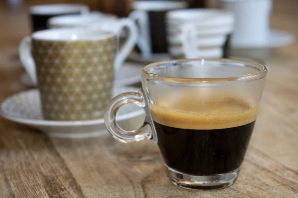 Expreso extra fuerte en taza pequeña de vidrio — Foto de Stock