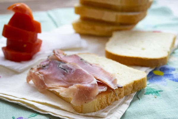 Így sonkás szendvics friss paradicsommal — Stock Fotó