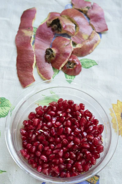 Semi di melograno e sue bucce — Foto Stock