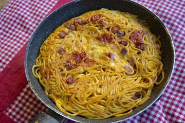 İtalyan spagetti frittata