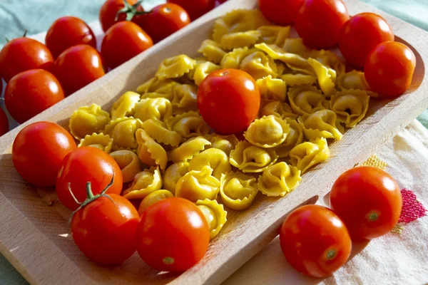 Tortellini y tomates cherry —  Fotos de Stock