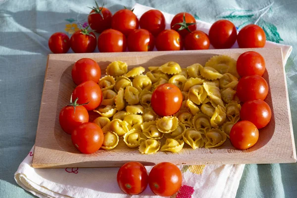 Tortellini a třešňová rajčata — Stock fotografie